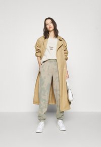 BDG Urban Outfitters SPHERE - Camisola - ecru