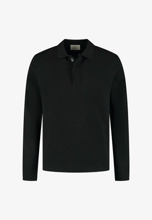 Pikakarvadega must polo-särk, mis on valmistatud siledast kangast, klassikalise krae, kahe nupu ja minimalistliku disainiga.