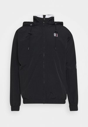 Veste à capuche noire zippée avec cordons, poignets et ourlet élastiques, et petit logo blanc et rouge sur le côté gauche de la poitrine.