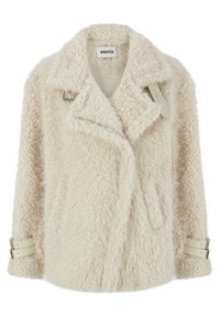 Chaqueta de pelaje sintético de color crema con un amplio collar, cierre asimétrico y acentos de hardware plateado en los puños. Tejido suave y texturizado.