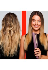 Hårglatter i mauve holder håret før og etter styling. Venstre viser bølgete blondt hår; høyre, glatt, rett hår. Rød bakgrunn som akcent.