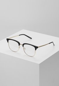 Rame de ochelari negre și aurii cu lentile dreptunghiulare, având un arc superior gros negru și sprijină subțiri aurii. Lentile clare, design minimal.