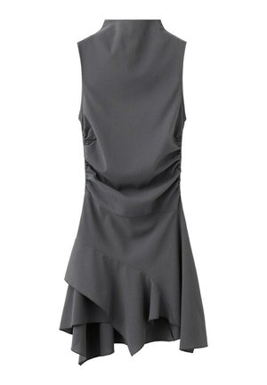 Robe sans manches gris foncé avec un col montant, des côtés froncés et un ourlet asymétrique en couches.