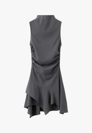 Robe sans manches gris foncé avec un col montant, des côtés froncés et un ourlet asymétrique en couches.
