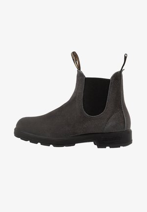 Dunkelgraue Wildleder-Chelsea-Boots mit elastischen Seitenteilen, Zuglasche und schwarzer Gummisohle. Besitzt eine glatte Textur und diskrete Markenkennzeichnung.