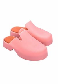 Sabots en caoutchouc rose avec un design ergonomique, style enfiler, bout arrondi et semelles texturées, affichant une finition extérieure lisse.