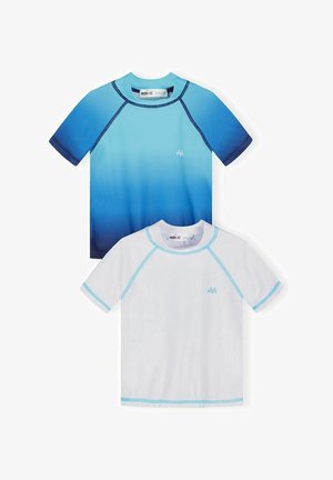 Dwie koszulki z krótkim rękawem typu rash guard, jedna z niebieskim gradientem, druga biała z jasnoniebieskimi szwami, obie z małym logo fali na piersi.