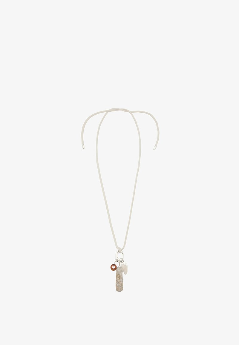 Halsband med en vit snodd och ett silverlås som har en texturerad stenspänne, åtföljt av en brun pärla och en liten snäcka charm.