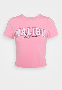 Růžové bavlněné tričko s krátkými rukávy, s nápisem "MALIBU" tučnými bílými písmeny a "California" v kurzívě níže. Krátký střih.
