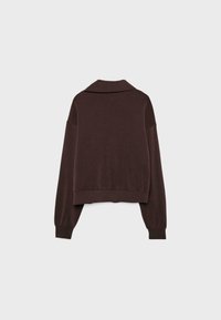 Sweat-shirt marron foncé à manches longues avec col replié et poignets côtelés, montré de dos sur un fond clair uni.