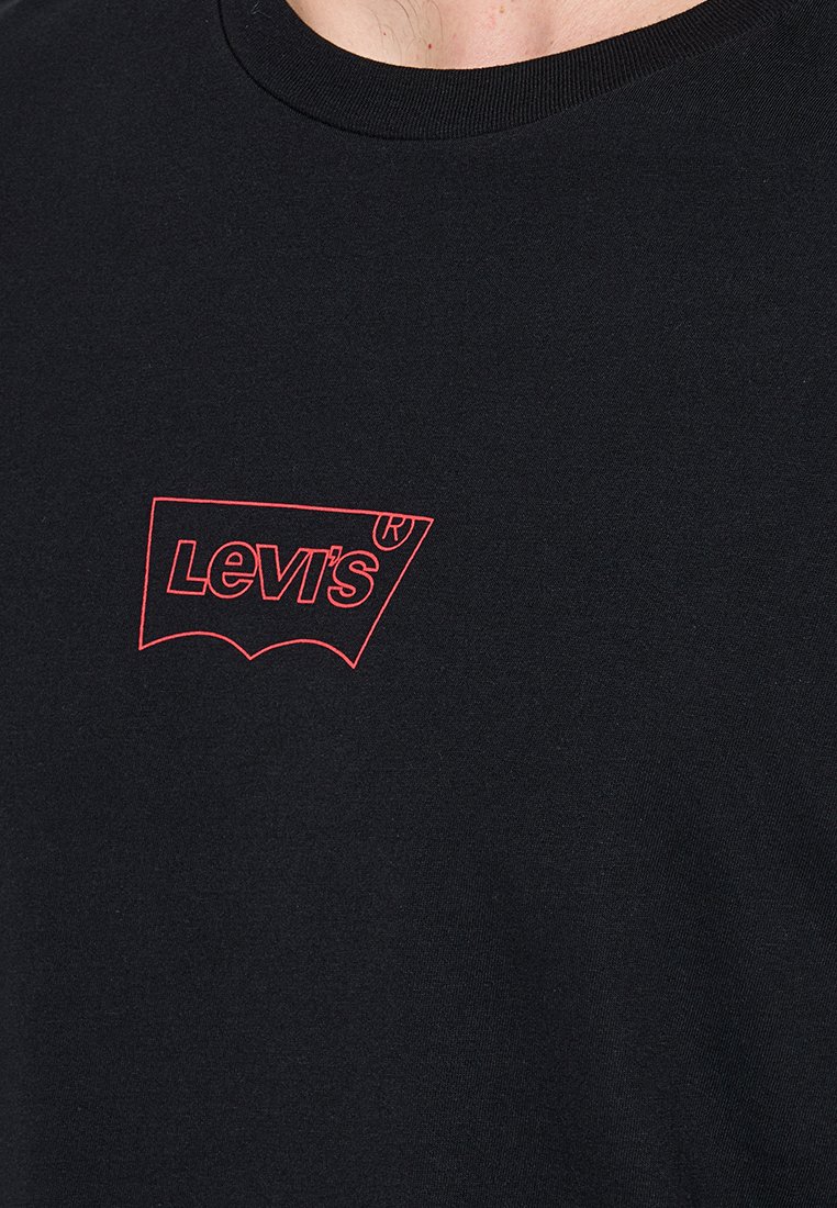 Schwarzes Baumwoll-T-Shirt mit einem roten "Levi's"-Logo in einem stilisierten Schwungdesign, klassischem Rundhalsausschnitt und kurzen Ärmeln.