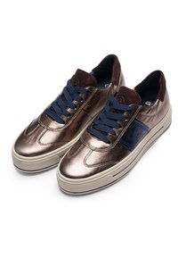 Baskets basses en bronze métallique avec lacets bleu marine, bande latérale bleue marine, talon et languette en daim, et semelles plateformes blanches.