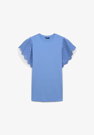 T-shirt bleu clair avec des manches courtes en dentelle brodée à œillets, bordées d'un ourlet festonné. Tissu en coton doux, design à col rond.