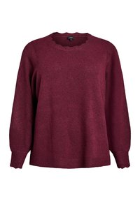 Damen burgunderroter Strickpullover mit langen Ärmeln, gewelltem Rundhalsausschnitt sowie gerippten Bündchen und Saum auf weißem Hintergrund.