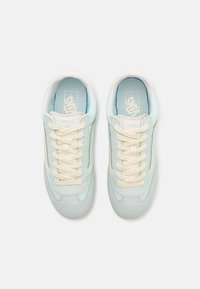 Sneaker in suede blu chiaro con dettagli crema, punta arrotondata, lacci spessi e dettagli del logo sulla linguetta e sui lati.