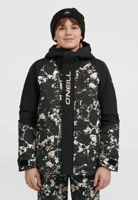 Chaqueta de nieve negra y con estampados, con un cuello alto, tejido texturizado y detalles en naranja. Presenta la marca "O'Neill" de manera prominente en la parte delantera.