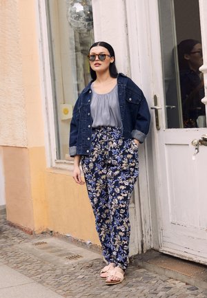 EKILA AMI PANTS - Tygbyxor - midnight/sand