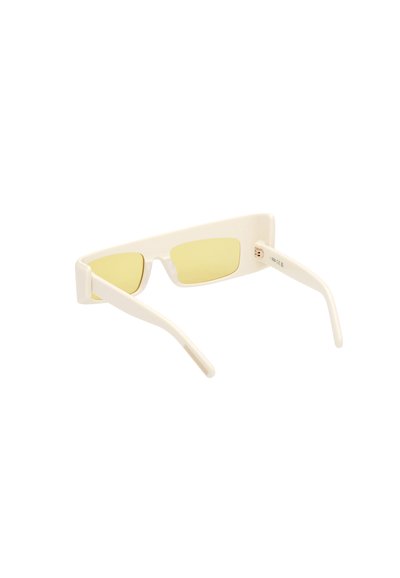 Geel getinte zonnebril met een rechthoekig frame in gebroken wit. Heeft rechte armen en een minimalistisch ontwerp, gemaakt van duurzaam plastic.