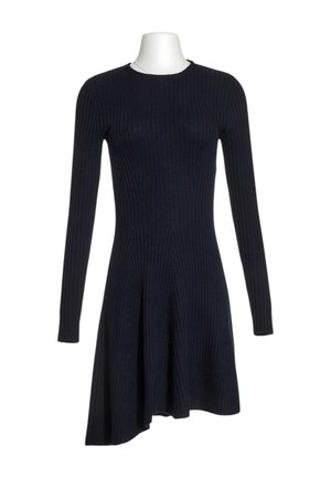 Robe noire à manches longues en tricot côtelé avec corsage ajusté et ourlet asymétrique évasé sur un mannequin blanc.