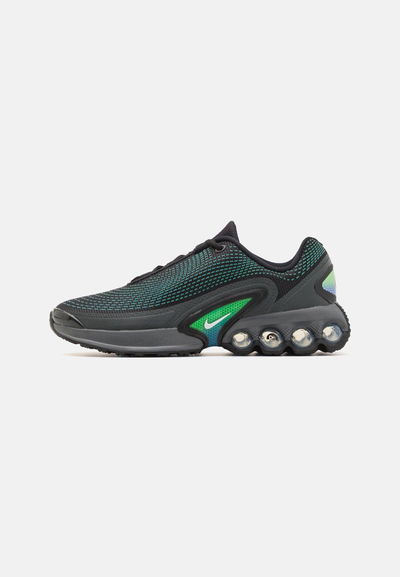 Adidași din plasă negri cu accente verzi, un design elegant, un material texturat pe partea superioară și perne vizibile de amortizare pe talpă pentru suport și confort.