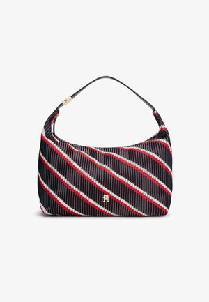 Zwart stoffen handtas met diagonale rode, witte en grijze strepen, een enkele zwarte leren band en een klein gouden logo aan de voorkant.