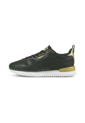 Zapatillas deportivas negras con parte superior sintética, acentos dorados, una entresuela blanca y una suela exterior de goma texturizada. Incluyen cierre de cordones y un tirador trasero.
