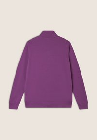 Pullover viola a maniche lunghe con colletto alto. Morbido, texture liscia, polsini e orlo a costine. Nessun motivo o decorazione visibile.