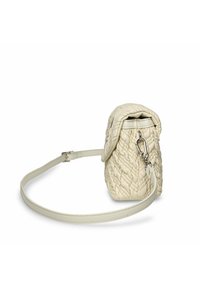 Borsa a mano in pelle crema trapuntata con forma arrotondata, chiusura a scatto, hardware in argento e tracolla regolabile. Superficie con dettaglio testurizzato.