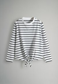 Camicia bianca a maniche lunghe con strisce orizzontali nere e dettaglio del nodo anteriore, realizzata in un tessuto morbido. Collo rotondo e design a vestibilità rilassata.