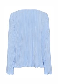 Blouse plissée bleu clair avec manches longues, encolure ronde et texture douce et fluide. Se termine à la taille avec un ourlet légèrement courbé.