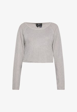 Pull en argent gris, coupé, avec des manches longues, une texture côtelée et un large col rond. L'étiquette indique les informations de taille.