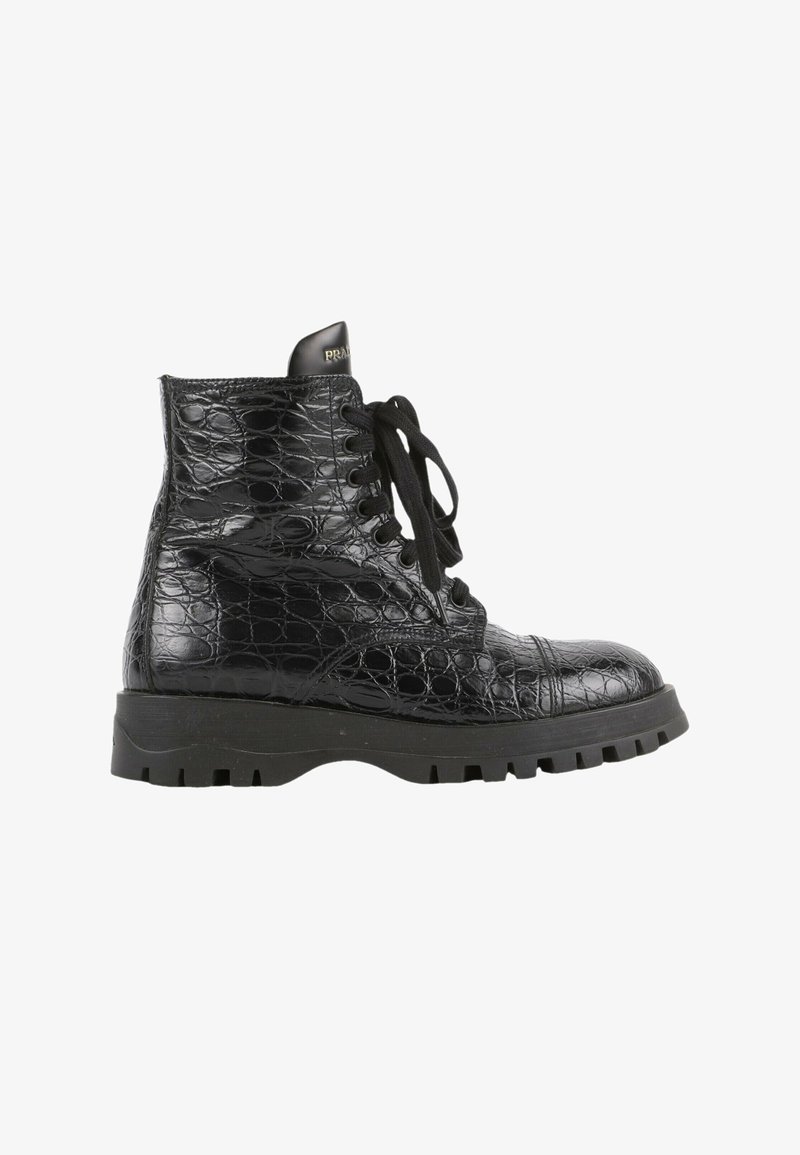 Bottine noire brillante en cuir texturé crocodile, à lacets, semelle épaisse et languette griffée.