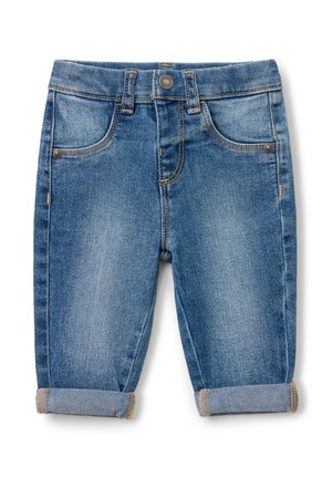 Niebieskie dżinsy dla malucha z podwiniętymi mankietami, przednimi kieszeniami, szlufkami na pasek i zapięciem na guzik na białym tle.