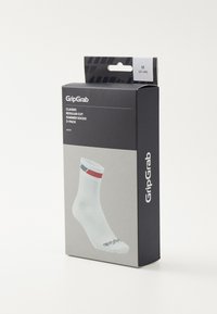 Calcetines de verano GripGrab en color blanco con una raya de acento roja y azul, empaquetados en una caja negra etiquetada como "paquete de 3". Diseño de corte regular.