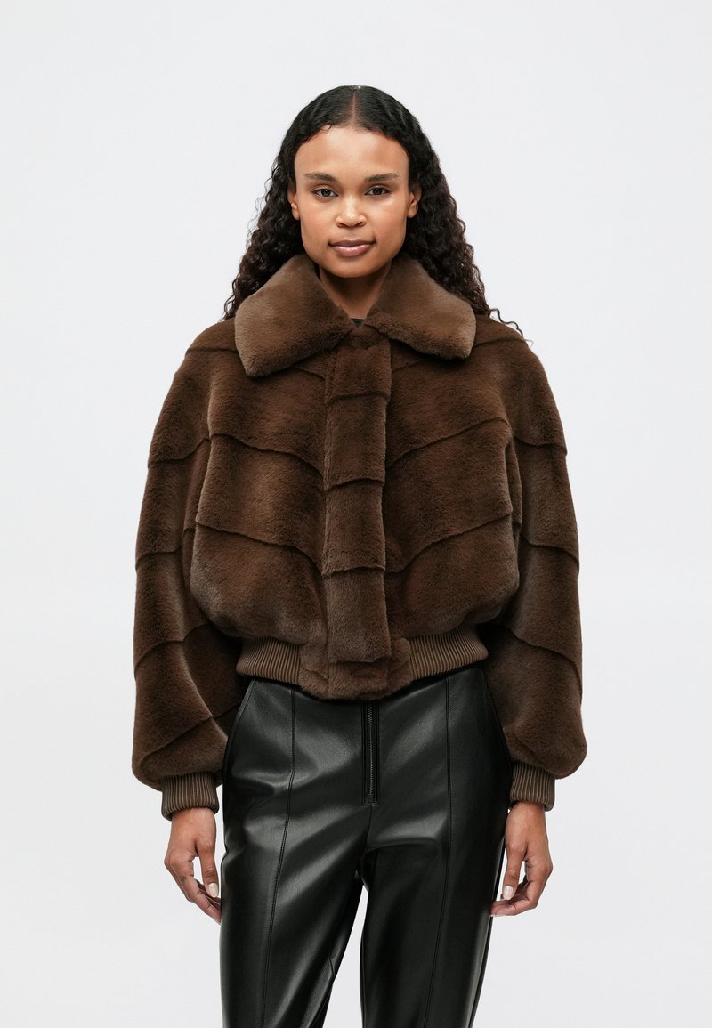 Brązowa kurtka z faux futra, krótka, z szerokim kołnierzem i prążkowanym pasem, z warstwowymi poziomymi panelami i miękką teksturą.