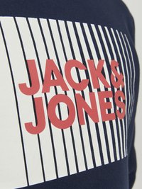 Felpa navy con un motivo a righe bianche e una scritta rossa in grassetto che recita "JACK & JONES". Materiale in cotone con una texture morbida.
