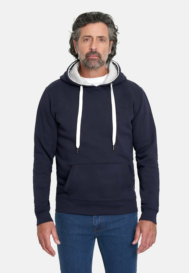Sudadera azul marino con capucha forrada en gris, cordones blancos y un bolsillo frontal. Material de algodón con puños y dobladillo acanalados.