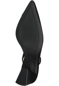 Sola di scarpa in suede nero con design a punta. Presenta un piccolo tacco a blocco e una superficie antiscivolo in gomma liscia. Il nome del marchio è visibile.
