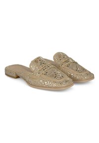 Beige Slipschuhe mit filigranen Ausschnittmustern und metallischen Akzenten. Aus weichem Material gefertigt, mit einem niedrigen Absatz und runder Zehenform.