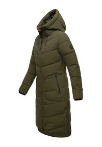 Lång olivgrön vadderad vinterjacka med huva, framdragkedja, fickor med dragkedjor på sidorna och en logotyp på vänster ärm.