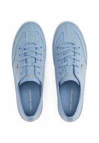 Sneakers in tela blu con superficie testurizzata, suola in gomma bianca e lacci tono su tono. Presentano il marchio sulla linguetta e accenti laterali.