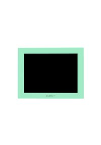 Zielona prostokątna ramka z gładką powierzchnią i zaokrąglonymi narożnikami, otaczająca czarny centralny obszar. Na dole widnieje napis "BLEND IT".