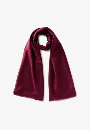 Bordeauxrood zachte stoffen sjaal met subtiele geweven geometrische patronen, losjes gevormd tot een lus, met franjes zichtbaar, op een witte achtergrond.