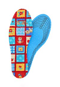 Suela interior textil colorida con fondo rojo y cuadrados estampados, capa inferior azul con perforaciones y marcas de talla en el borde.