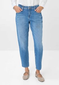 Helleblaue Jeans mit geradem Schnitt, Fünf-Taschen-Design und dezentem Verblassen. Mit Knopfverschluss und knöchellangem Saum.