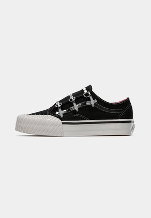 Sneakers neri in tela con hardware argentato, caratterizzati da una linguetta imbottita, suola in gomma bianca e punta sagomata. Cuciture a contrasto sui lati.