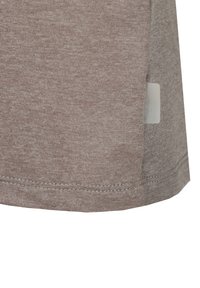 Camiseta de algodón gris con una textura suave, un dobladillo recto y un borde cosido con una pequeña etiqueta lateral.