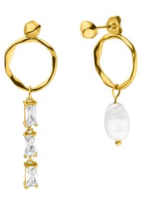 Ohrringe in Goldfarbe verfügen über ein gewelltes Hoops-Design, mit drei klaren rechteckigen Steinen und einem weißen Perlenakzent, der von dem unteren Hoop hängt.