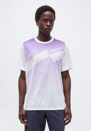 Mladý muž oblečený v bielom a fialovom gradientnom športovom tričku značky HEAD s krátkymi rukávmi a námornícky modrých šortkách.