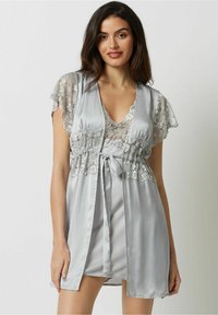 Set de lenjerie din satin gri deschis, cu dantelă la margini, mâneci scurte și închidere prin legare la talie. Prezintă un model floral delicat.